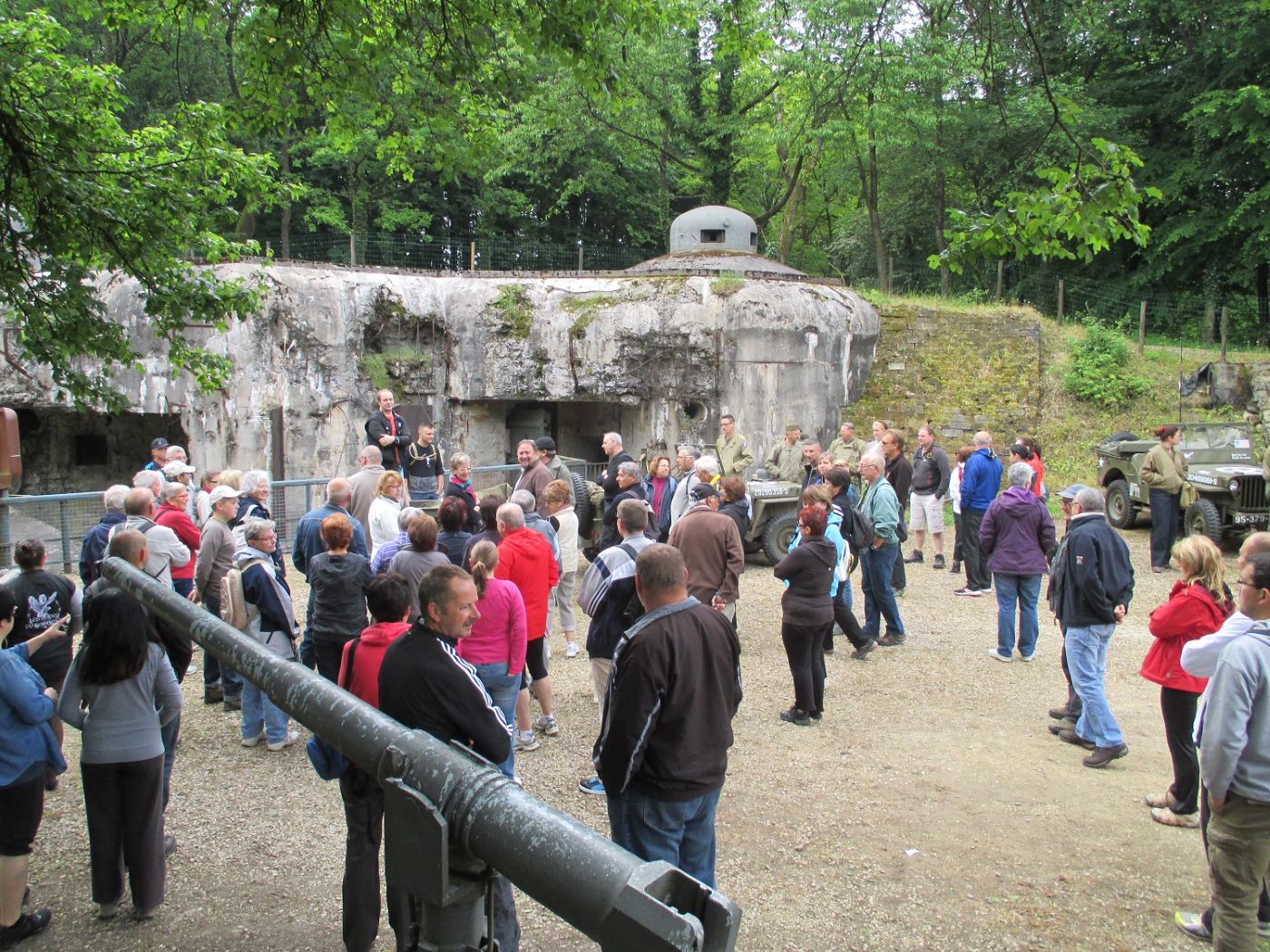 Visiteurs devant le Petit Ouvrage du Bambesch
